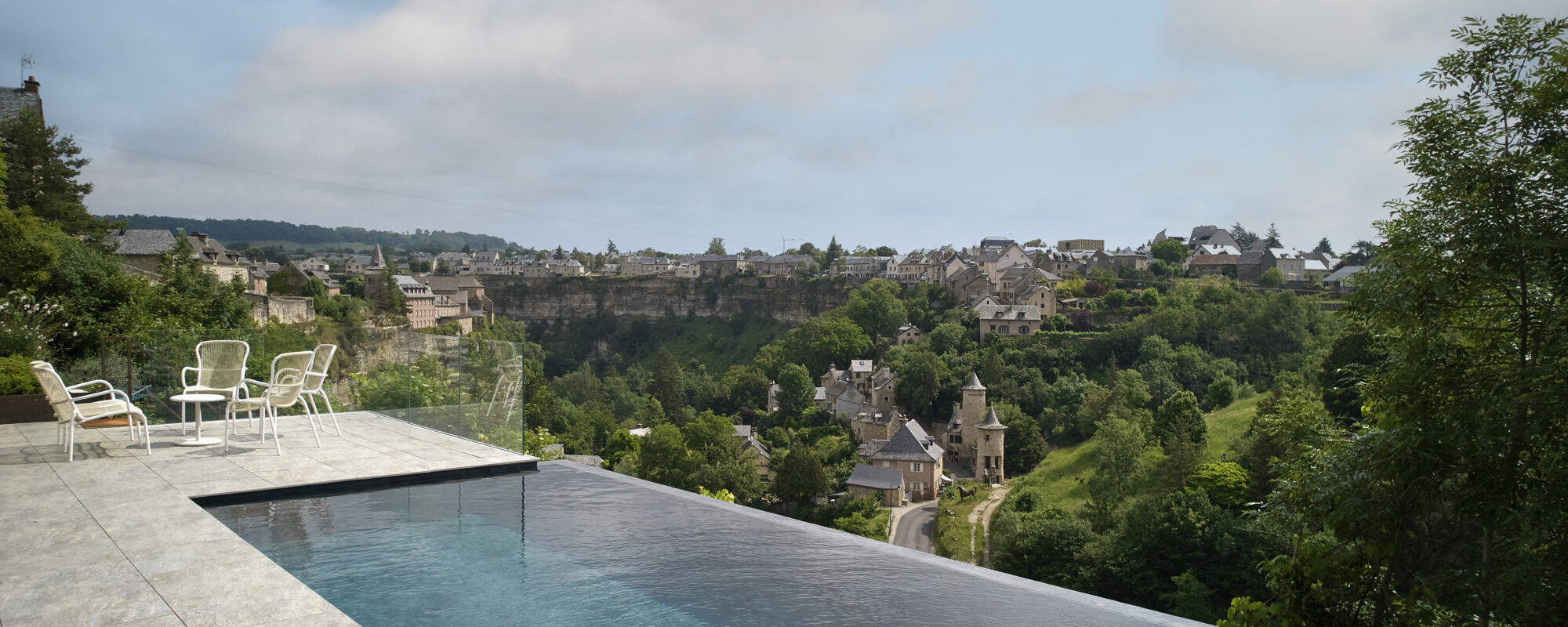 Piscine à débordement sur la largeur de 9 x 3.5 m, profondeur 1.20 à 1.80m