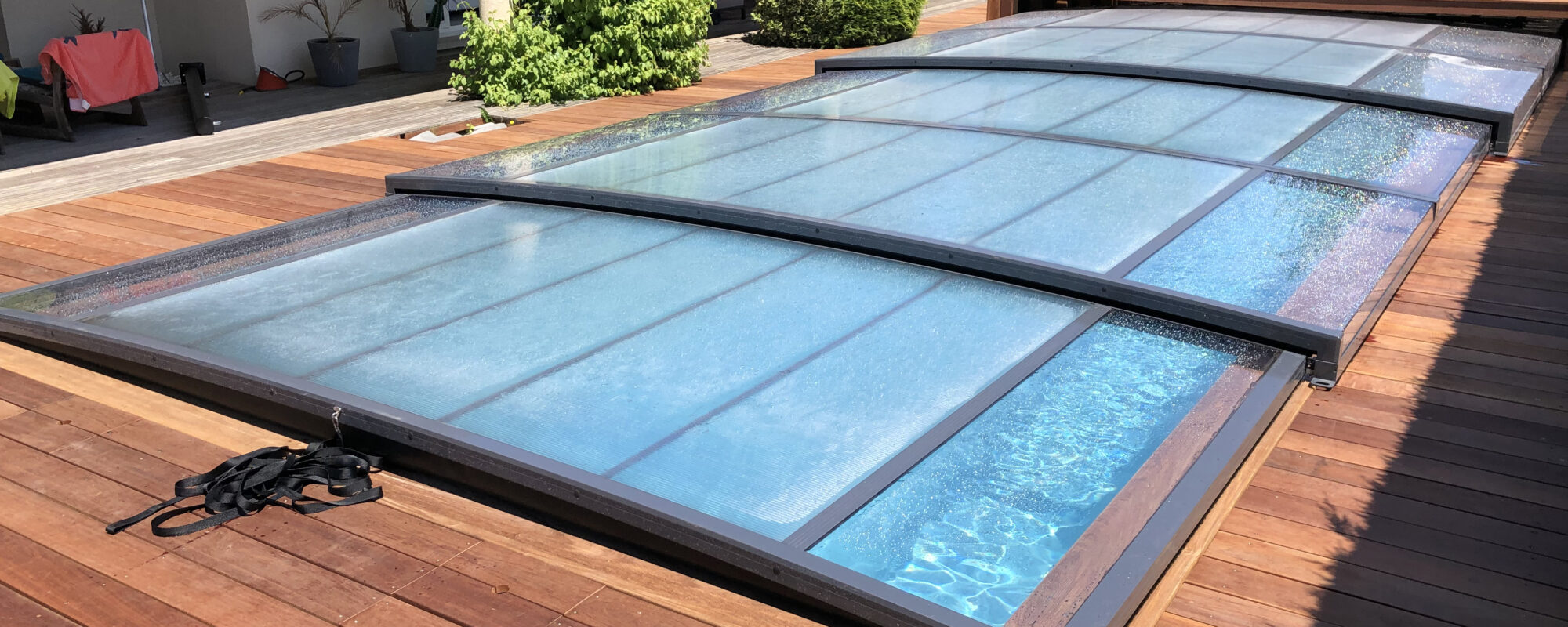 Concept Outdoor : piscine avec abri plat se rangeant complètement sous terrasse