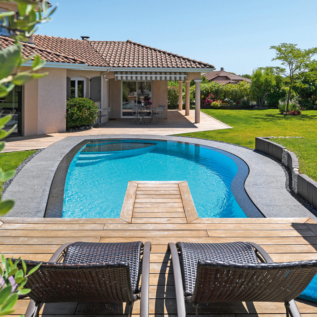 Piscine en maçonnerie de forme libre à débordement miroir