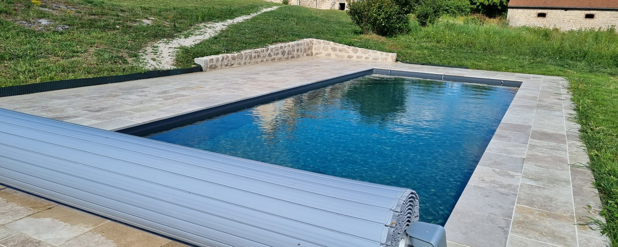 couverture ouverte de piscine - Piscines & Spas by Carré Vert