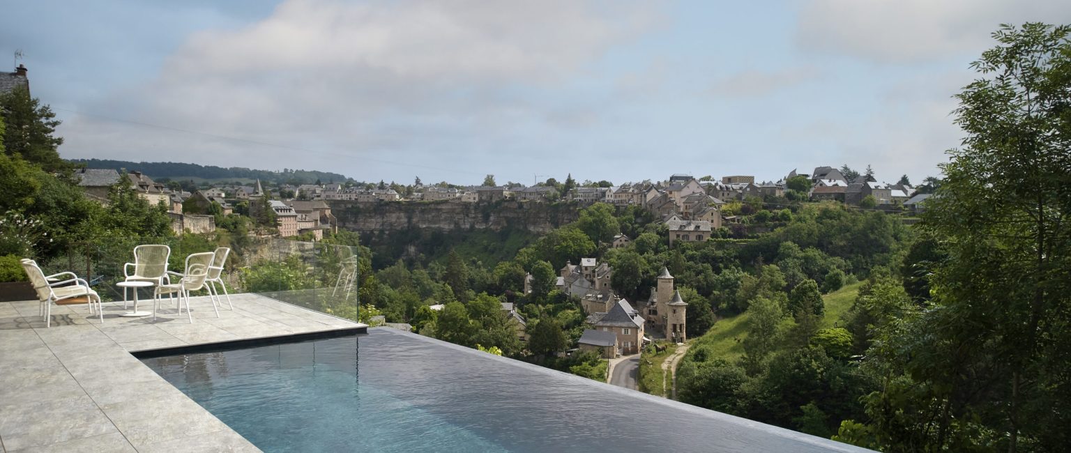 Piscine à débordement sur la largeur de 9 x 3.5 m, profondeur 1.20 à 1.80m